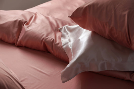 Les-Bienfaits-du-Satin-Pourquoi-L-Adopter-au-Quotidien La Maison du Satin