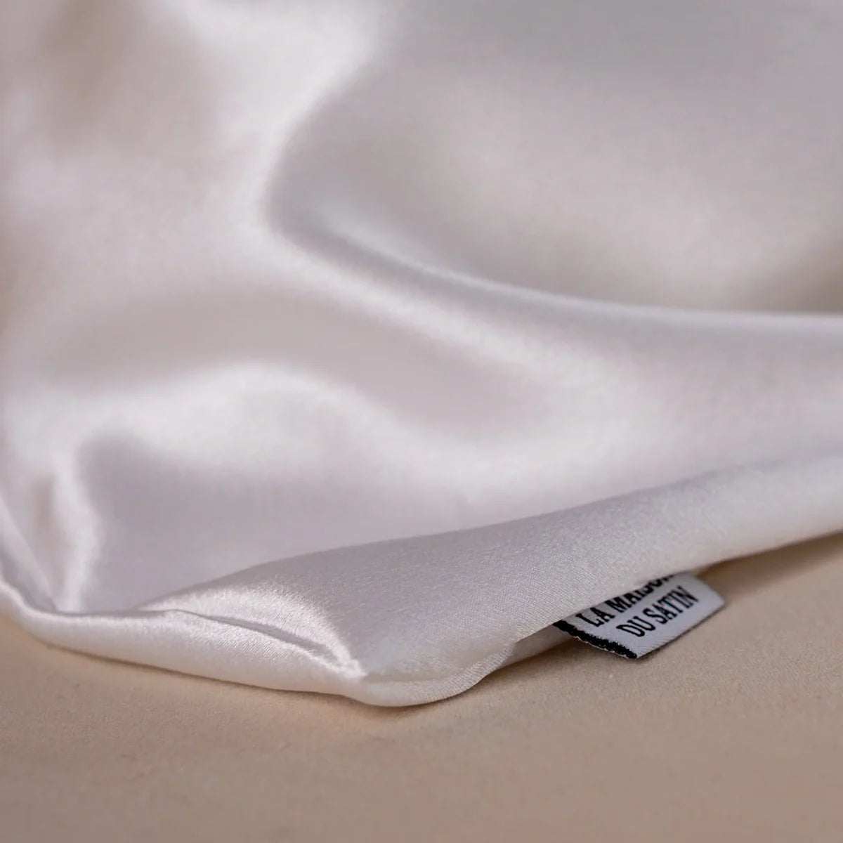 Satin de soie de mûrier vs satin de polyester : la vérité sur une technique de tissage détournée