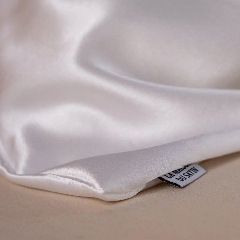 Satin de soie de mûrier vs satin de polyester : la vérité sur une technique de tissage détournée