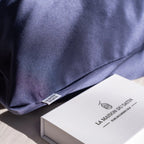 TAIE D’OREILLER PURE SOIE DE MÛRIER 22 MOMMES Bleu marine 50x70cm La Maison du Satin