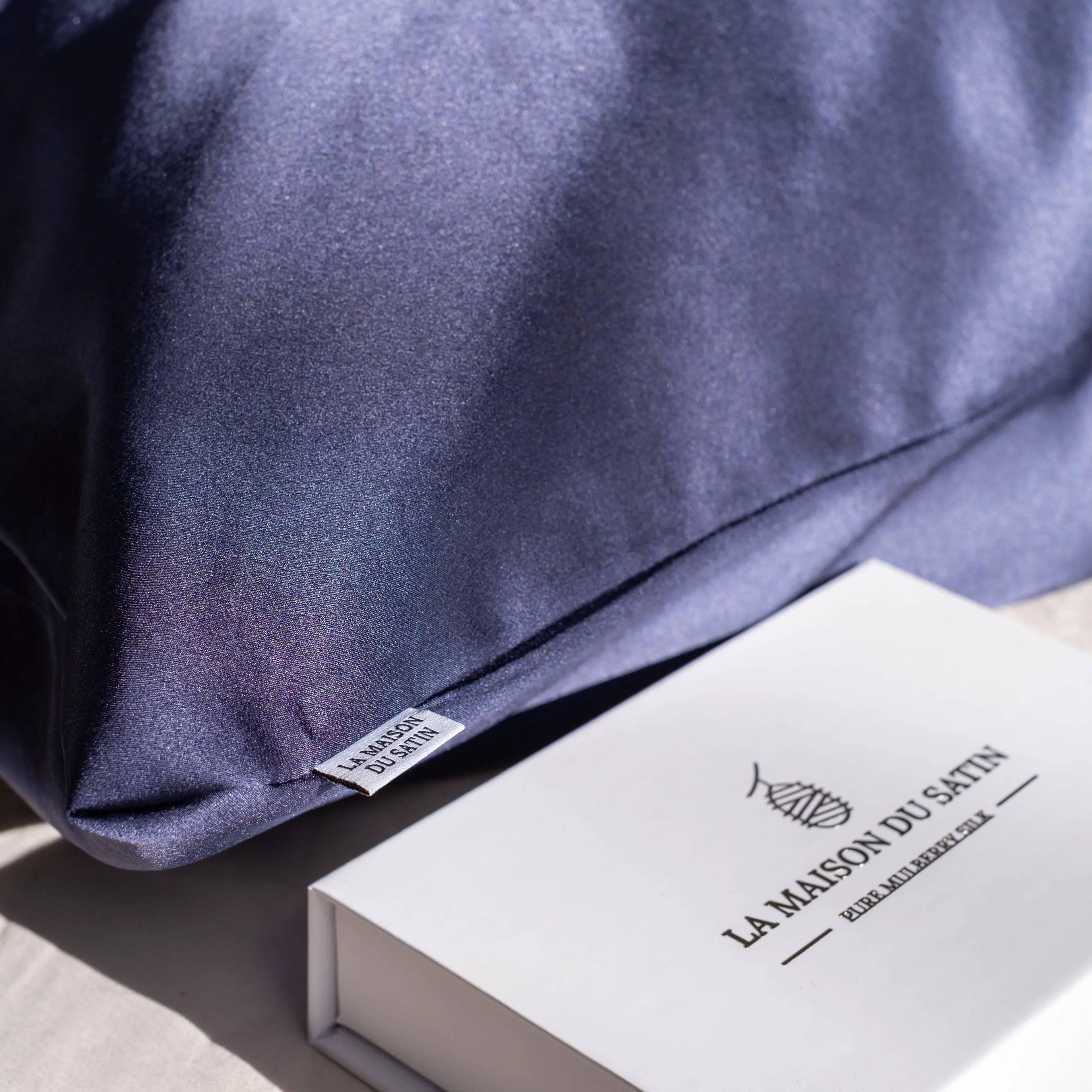 TAIE D’OREILLER PURE SOIE DE MÛRIER 22 MOMMES Bleu marine 50x70cm La Maison du Satin