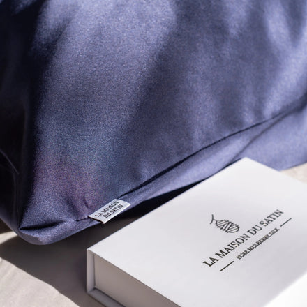 Taie d'oreiller pure soie de mûrier 22 mommes Bleu marine 50x70cm La Maison du Satin