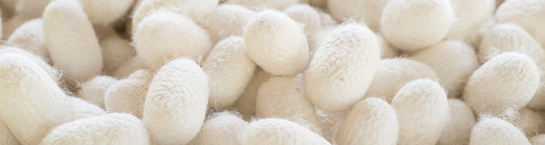 Entretien soie de mûrier — lavage, sechage et repassage articles en soie La Maison du Satin