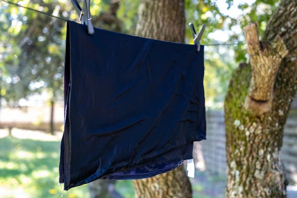 Séchage soie de mûrier à plat, à l'abri du soleil, sans sèche-linge