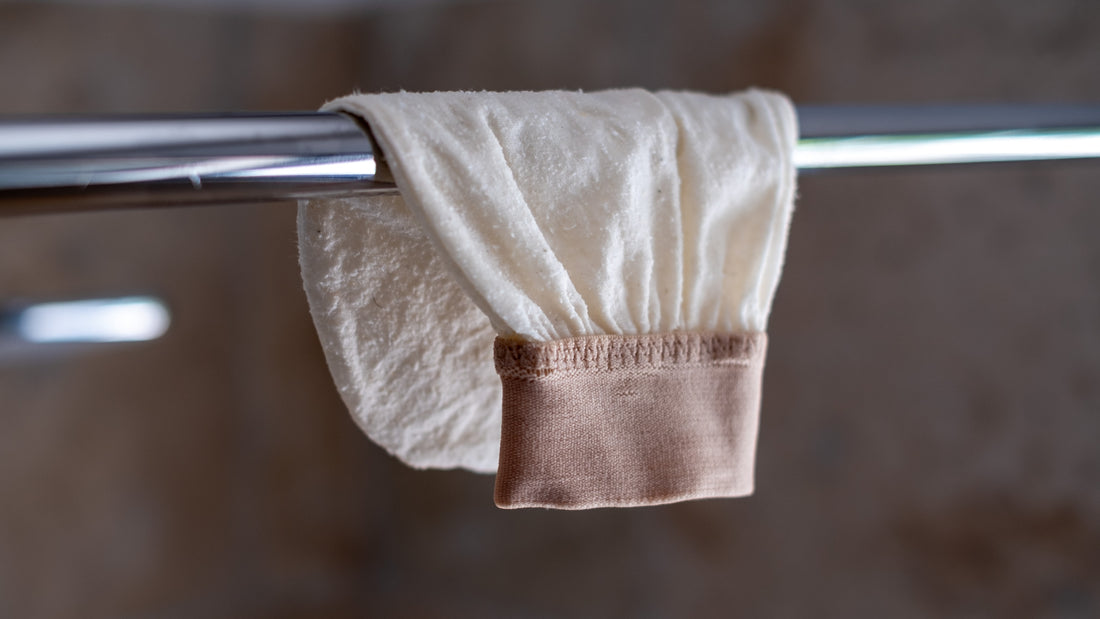 Gant exfoliant en soie de mûrier La Maison du Satin — soin corps doux et efficace