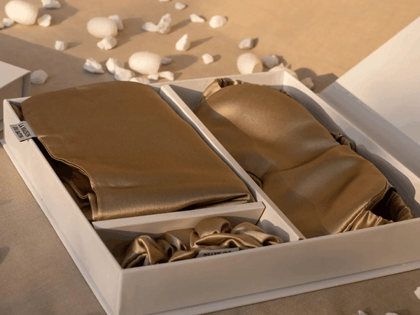 Reflet de lumière sur le coffret rituel en soie